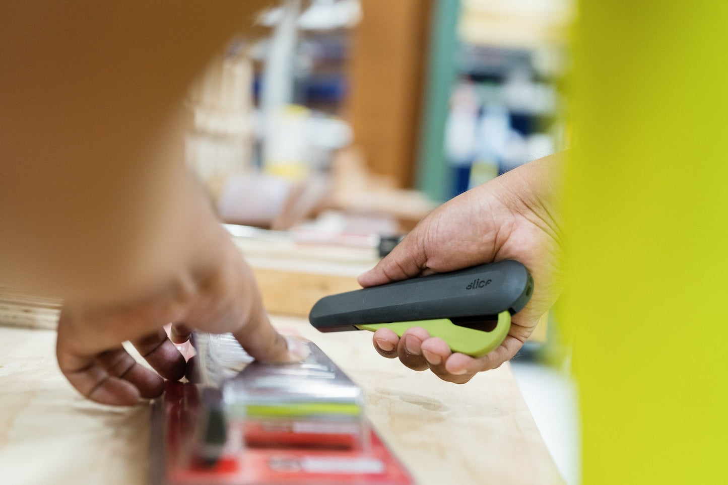 Auto-Retractable Squeeze-Trigger Utility Knife